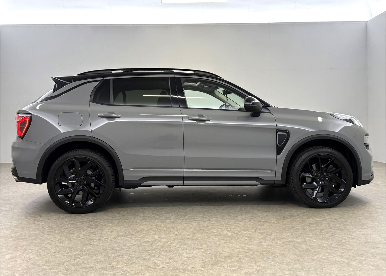 Lynk Co 01 1.5 | UNIEK Nardo Grey | 262PK Hybride 360Camera Pano ACC Sfeer LED Memory Carplay Clima Navi Virtual PDC 20"LMV