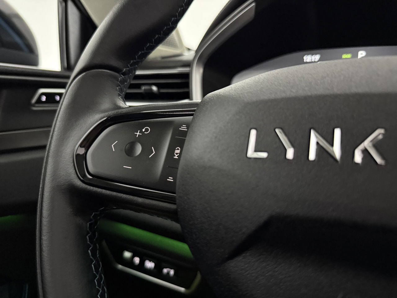 Lynk Co 01 1.5 | UNIEK Nardo Grey | 262PK Hybride 360Camera Pano ACC Sfeer LED Memory Carplay Clima Navi Virtual PDC 20"LMV