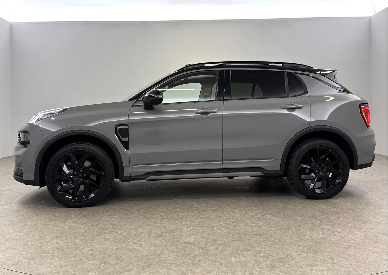 Lynk Co 01 1.5 | UNIEK Nardo Grey | 262PK Hybride 360Camera Pano ACC Sfeer LED Memory Carplay Clima Navi Virtual PDC 20"LMV
