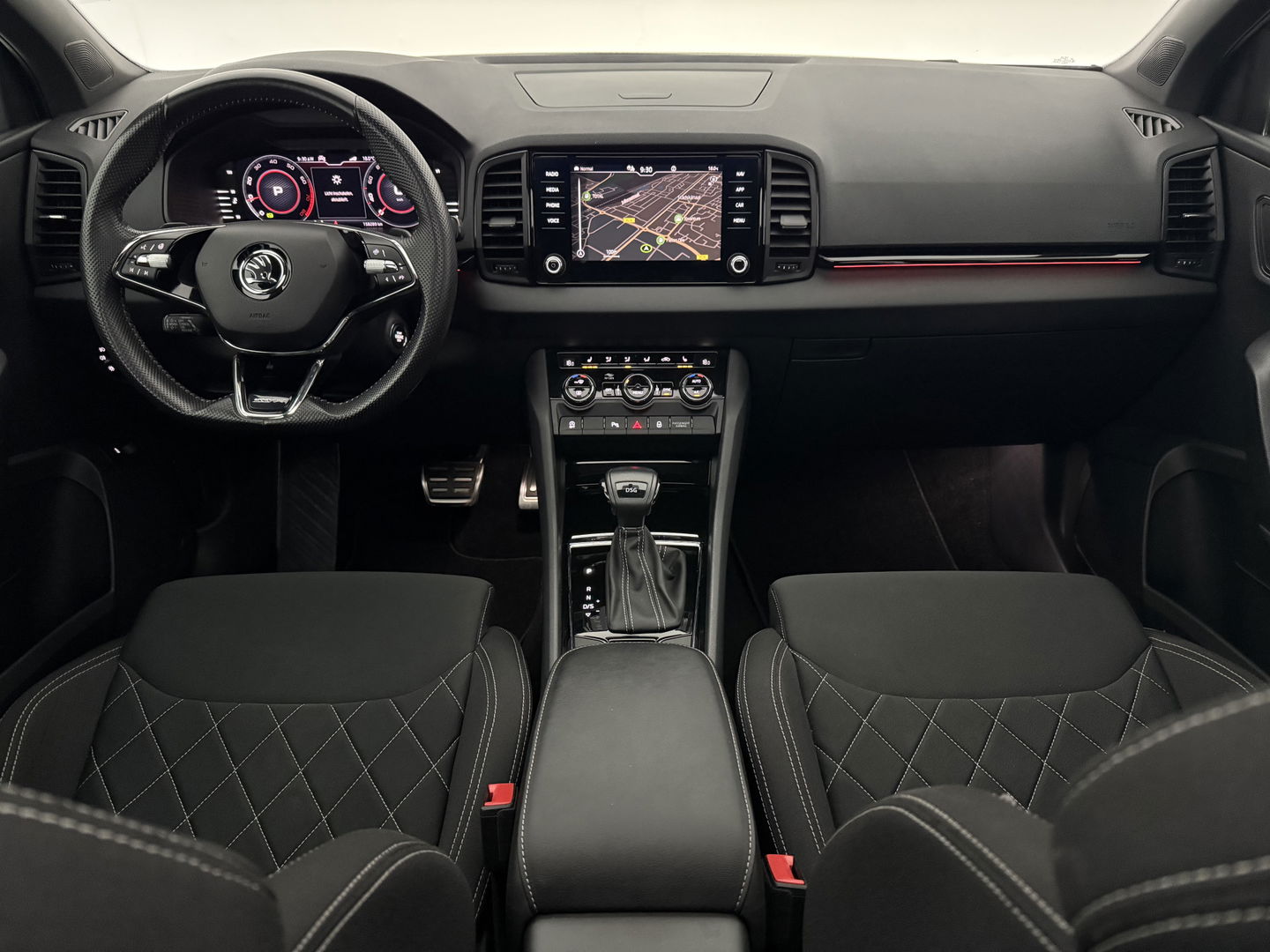 Škoda Karoq 1.5 TSI ACT 150PK Sportline | Pano | Sfeerverl. | Camera | LED | Virtual | Carplay l Stoel/Stuurverw.