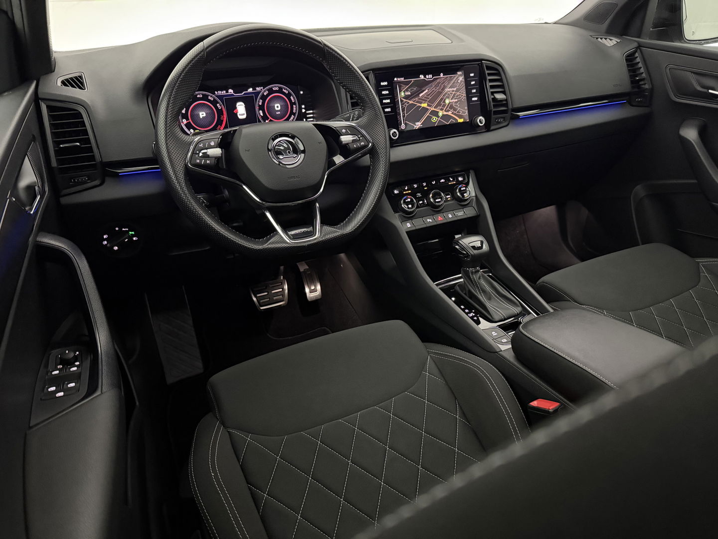 Škoda Karoq 1.5 TSI ACT 150PK Sportline | Pano | Sfeerverl. | Camera | LED | Virtual | Carplay l Stoel/Stuurverw.