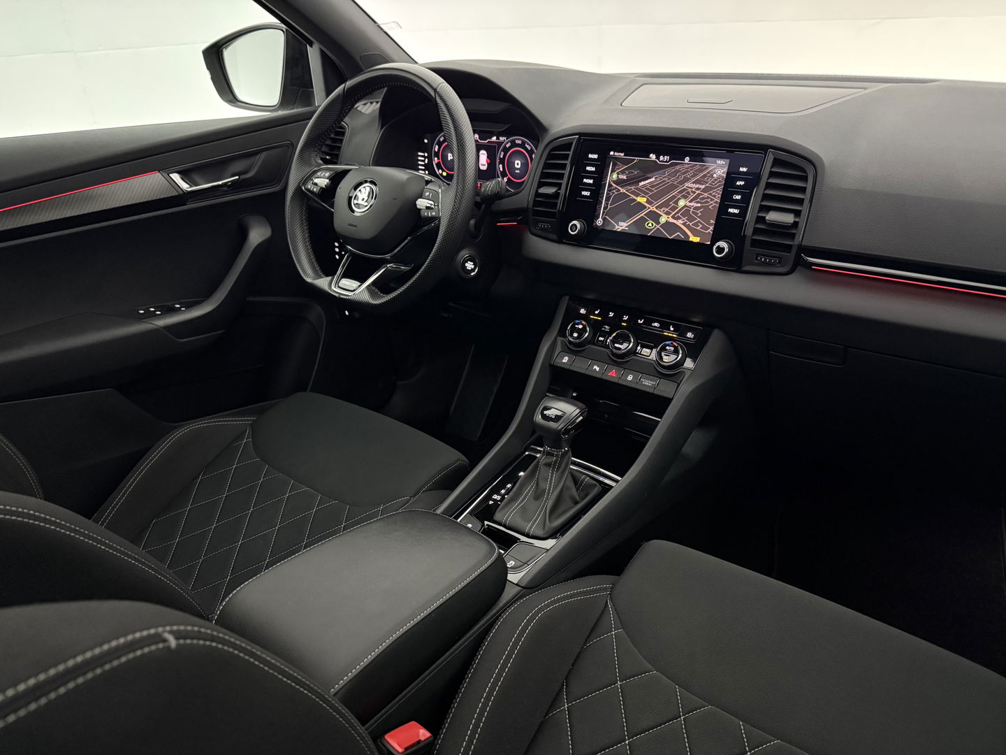 Škoda Karoq 1.5 TSI ACT 150PK Sportline | Pano | Sfeerverl. | Camera | LED | Virtual | Carplay l Stoel/Stuurverw.