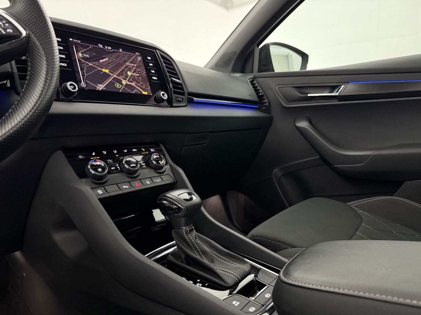 Škoda Karoq 1.5 TSI ACT 150PK Sportline | Pano | Sfeerverl. | Camera | LED | Virtual | Carplay l Stoel/Stuurverw.
