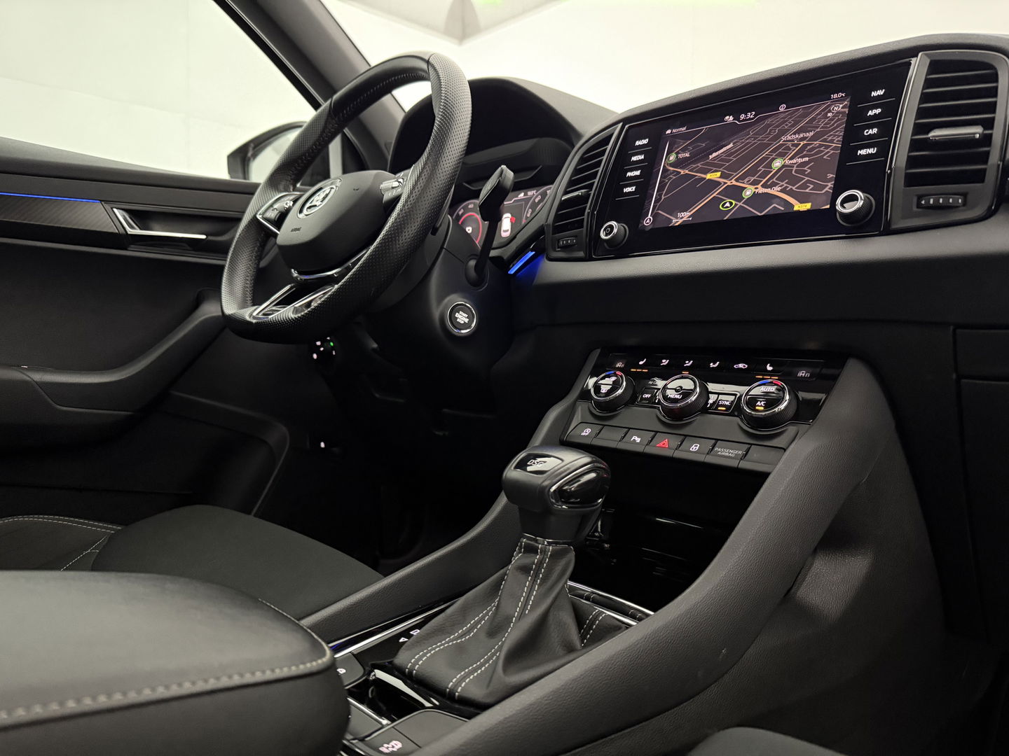 Škoda Karoq 1.5 TSI ACT 150PK Sportline | Pano | Sfeerverl. | Camera | LED | Virtual | Carplay l Stoel/Stuurverw.