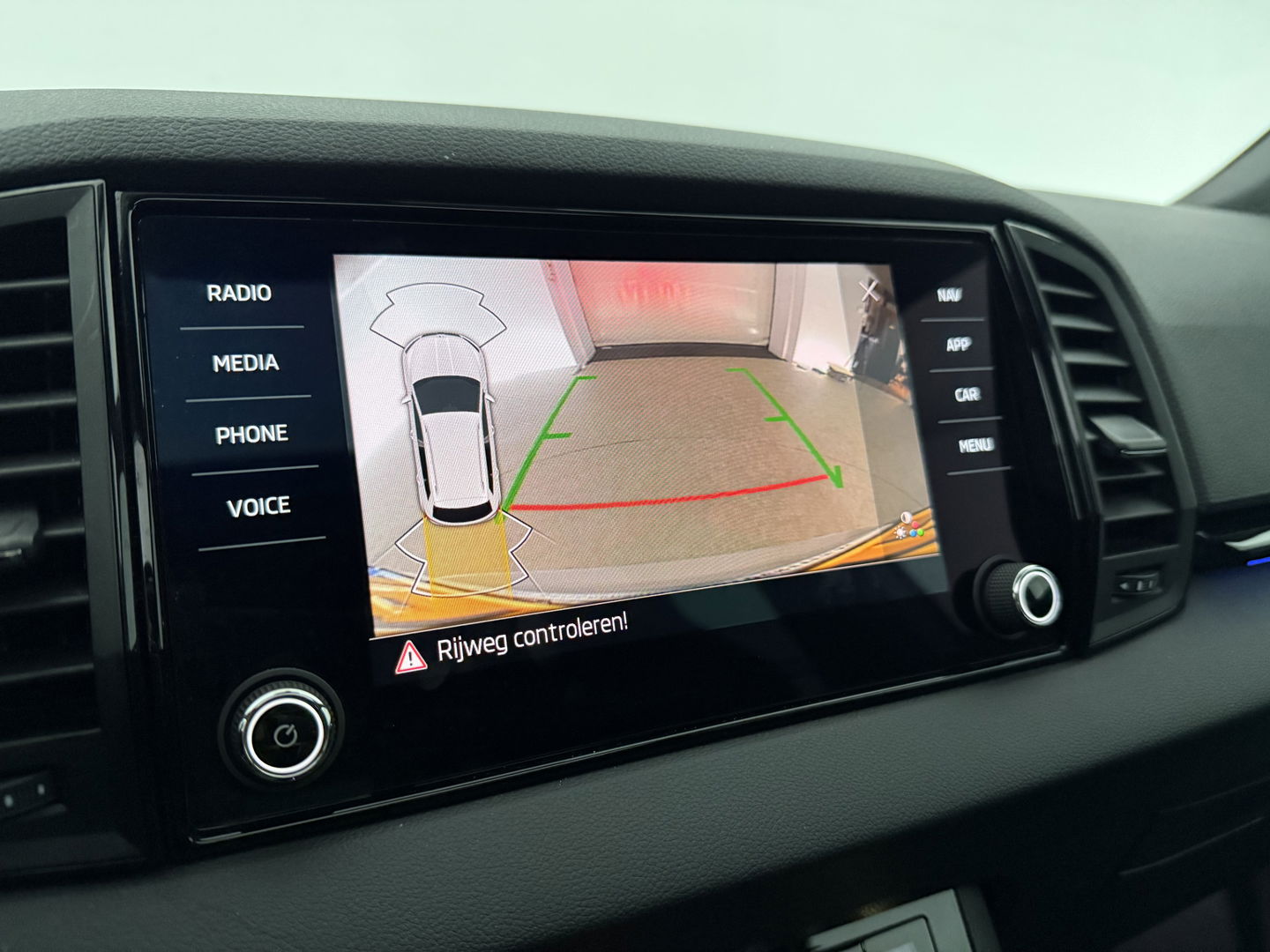 Škoda Karoq 1.5 TSI ACT 150PK Sportline | Pano | Sfeerverl. | Camera | LED | Virtual | Carplay l Stoel/Stuurverw.