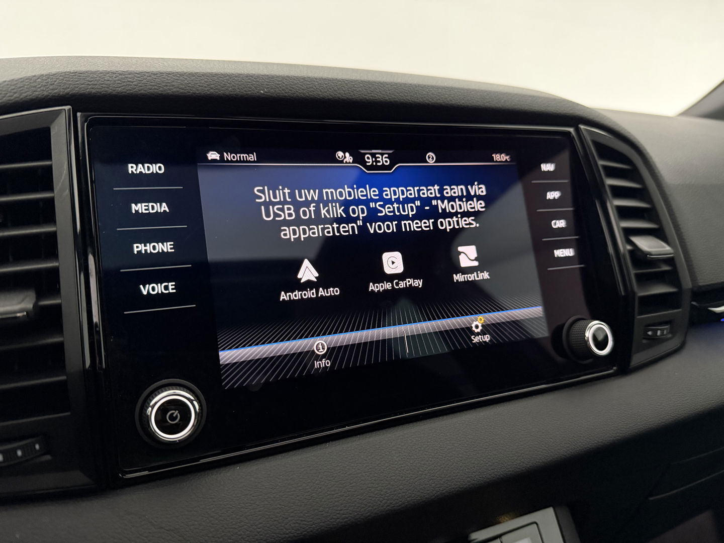 Škoda Karoq 1.5 TSI ACT 150PK Sportline | Pano | Sfeerverl. | Camera | LED | Virtual | Carplay l Stoel/Stuurverw.