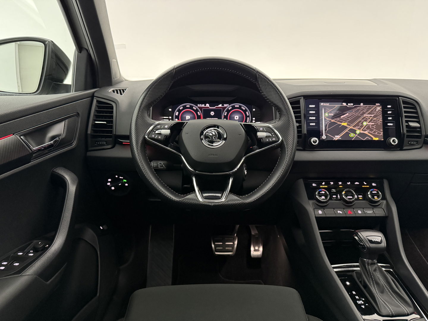 Škoda Karoq 1.5 TSI ACT 150PK Sportline | Pano | Sfeerverl. | Camera | LED | Virtual | Carplay | Stoel/Stuurverw.
