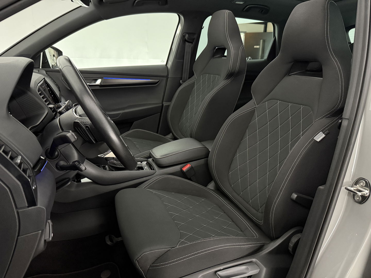 Škoda Karoq 1.5 TSI ACT 150PK Sportline | Pano | Sfeerverl. | Camera | LED | Virtual | Carplay l Stoel/Stuurverw.
