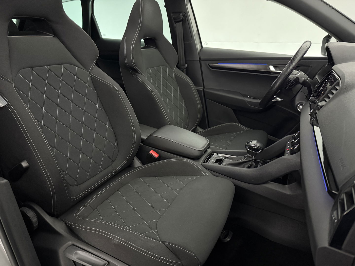 Škoda Karoq 1.5 TSI ACT 150PK Sportline | Pano | Sfeerverl. | Camera | LED | Virtual | Carplay | Stoel/Stuurverw.