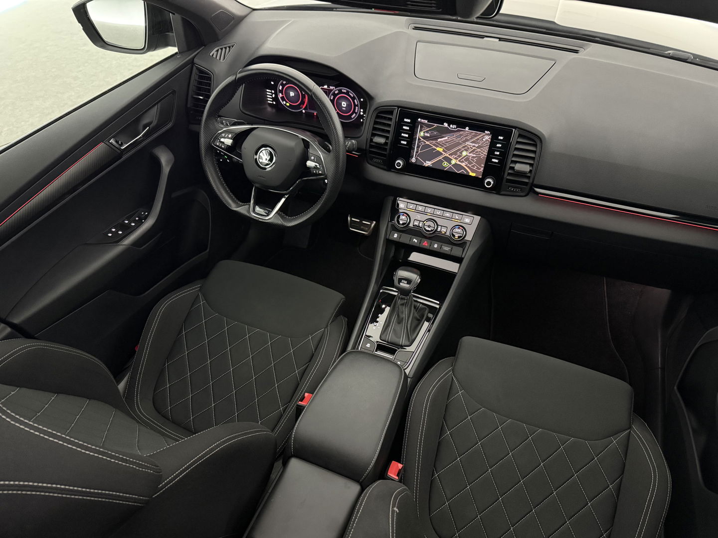 Škoda Karoq 1.5 TSI ACT 150PK Sportline | Pano | Sfeerverl. | Camera | LED | Virtual | Carplay l Stoel/Stuurverw.