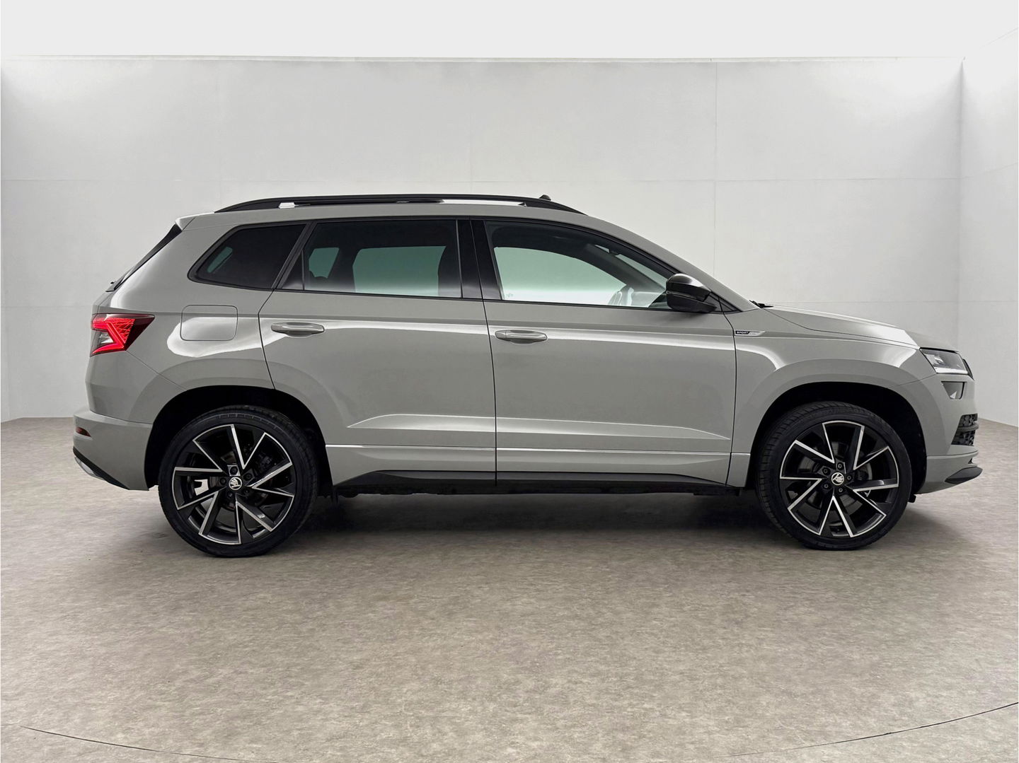 Škoda Karoq 1.5 TSI ACT 150PK Sportline | Pano | Sfeerverl. | Camera | LED | Virtual | Carplay l Stoel/Stuurverw.