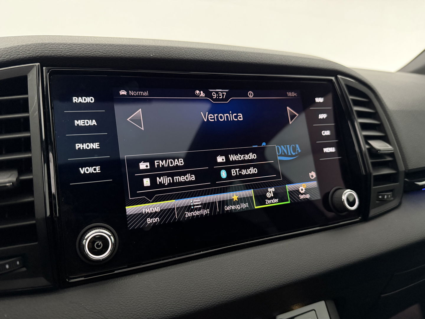 Škoda Karoq 1.5 TSI ACT 150PK Sportline | Pano | Sfeerverl. | Camera | LED | Virtual | Carplay l Stoel/Stuurverw.