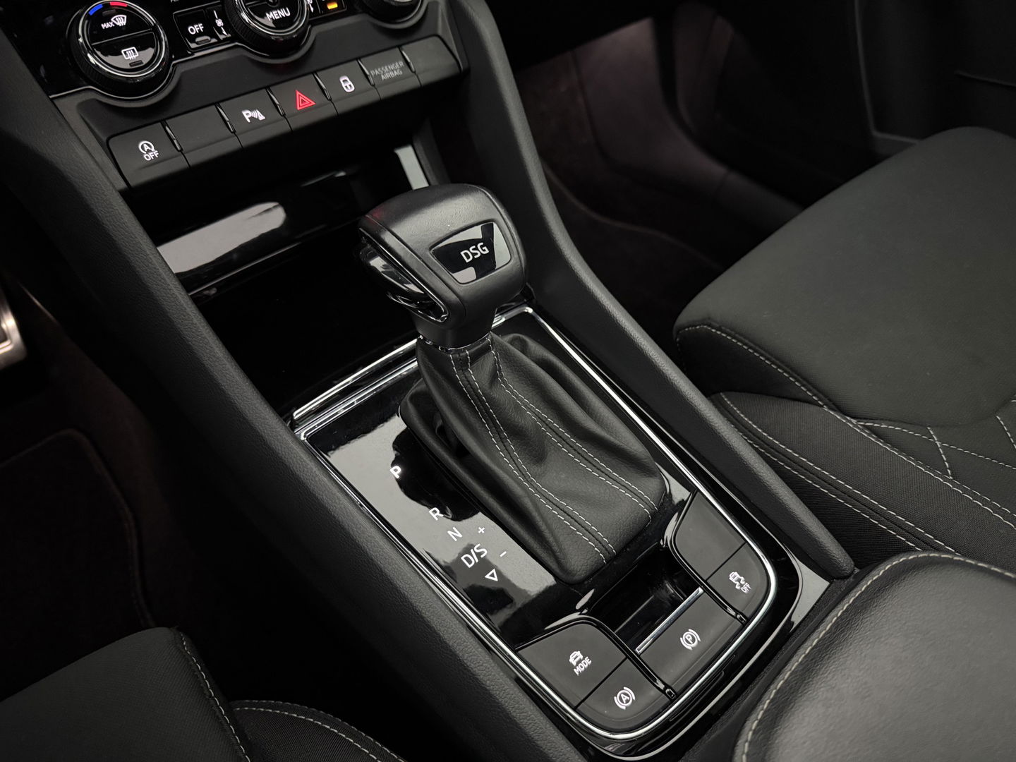 Škoda Karoq 1.5 TSI ACT 150PK Sportline | Pano | Sfeerverl. | Camera | LED | Virtual | Carplay l Stoel/Stuurverw.