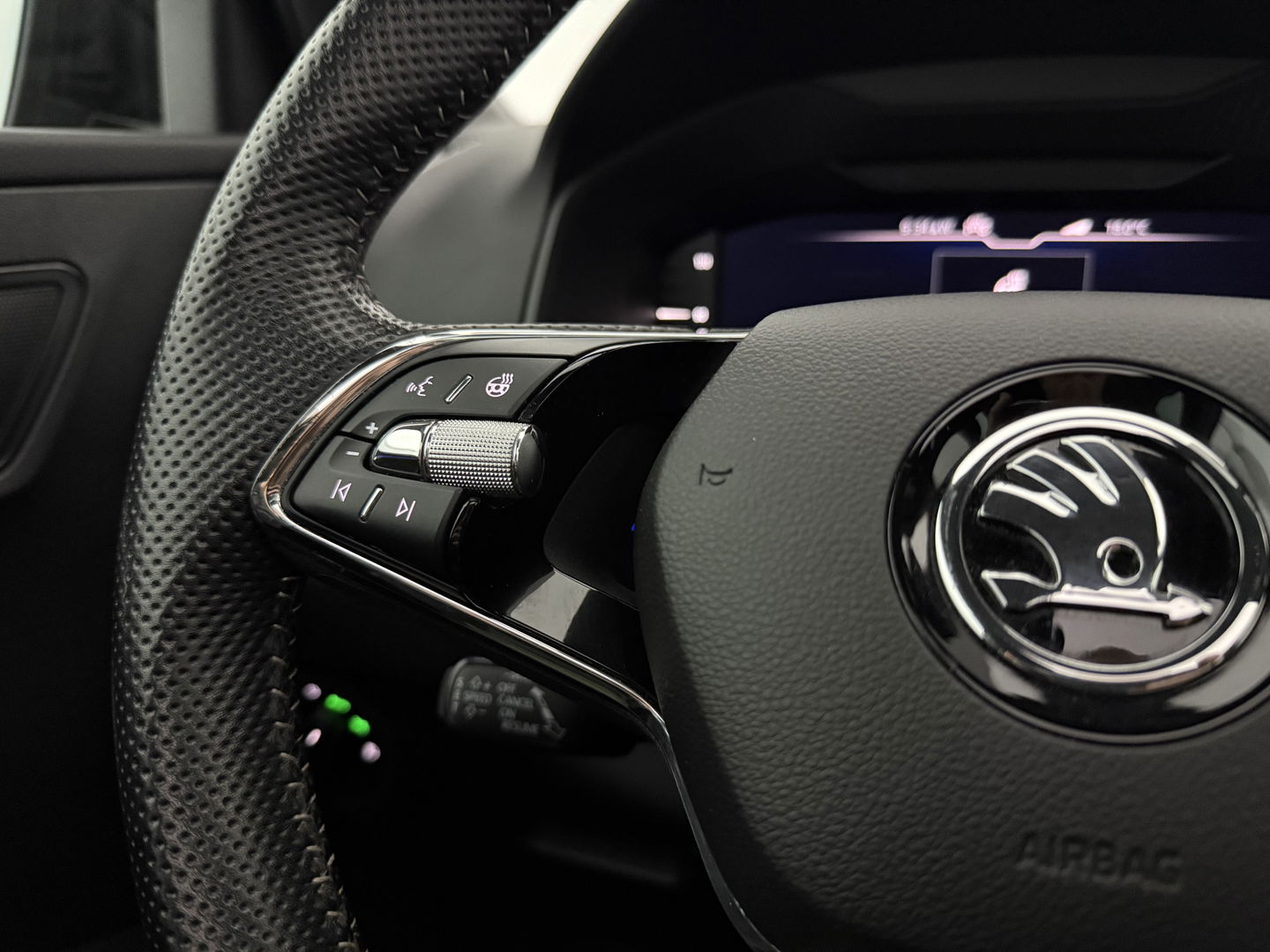 Škoda Karoq 1.5 TSI ACT 150PK Sportline | Pano | Sfeerverl. | Camera | LED | Virtual | Carplay | Stoel/Stuurverw.