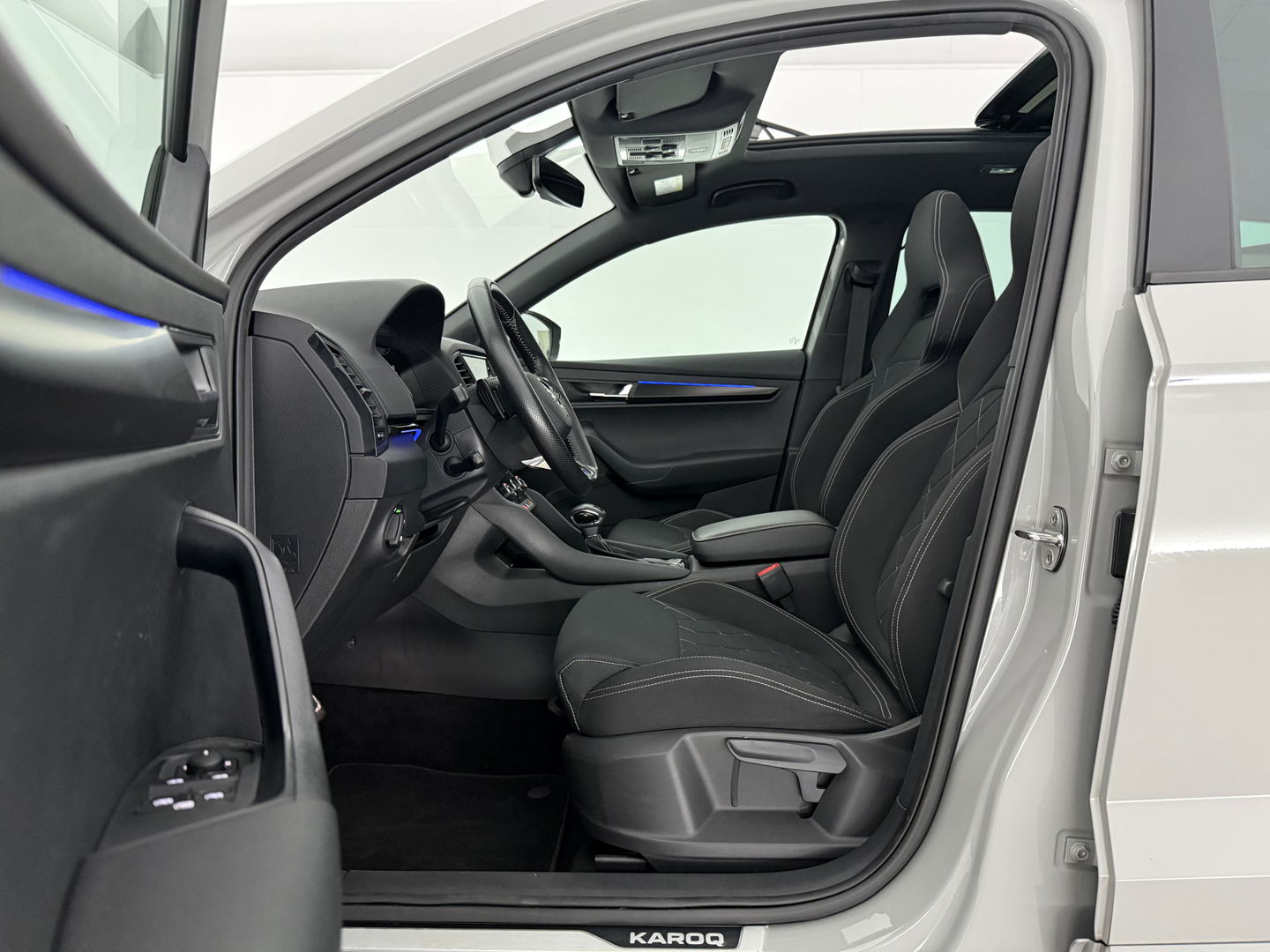 Škoda Karoq 1.5 TSI ACT 150PK Sportline | Pano | Sfeerverl. | Camera | LED | Virtual | Carplay l Stoel/Stuurverw.