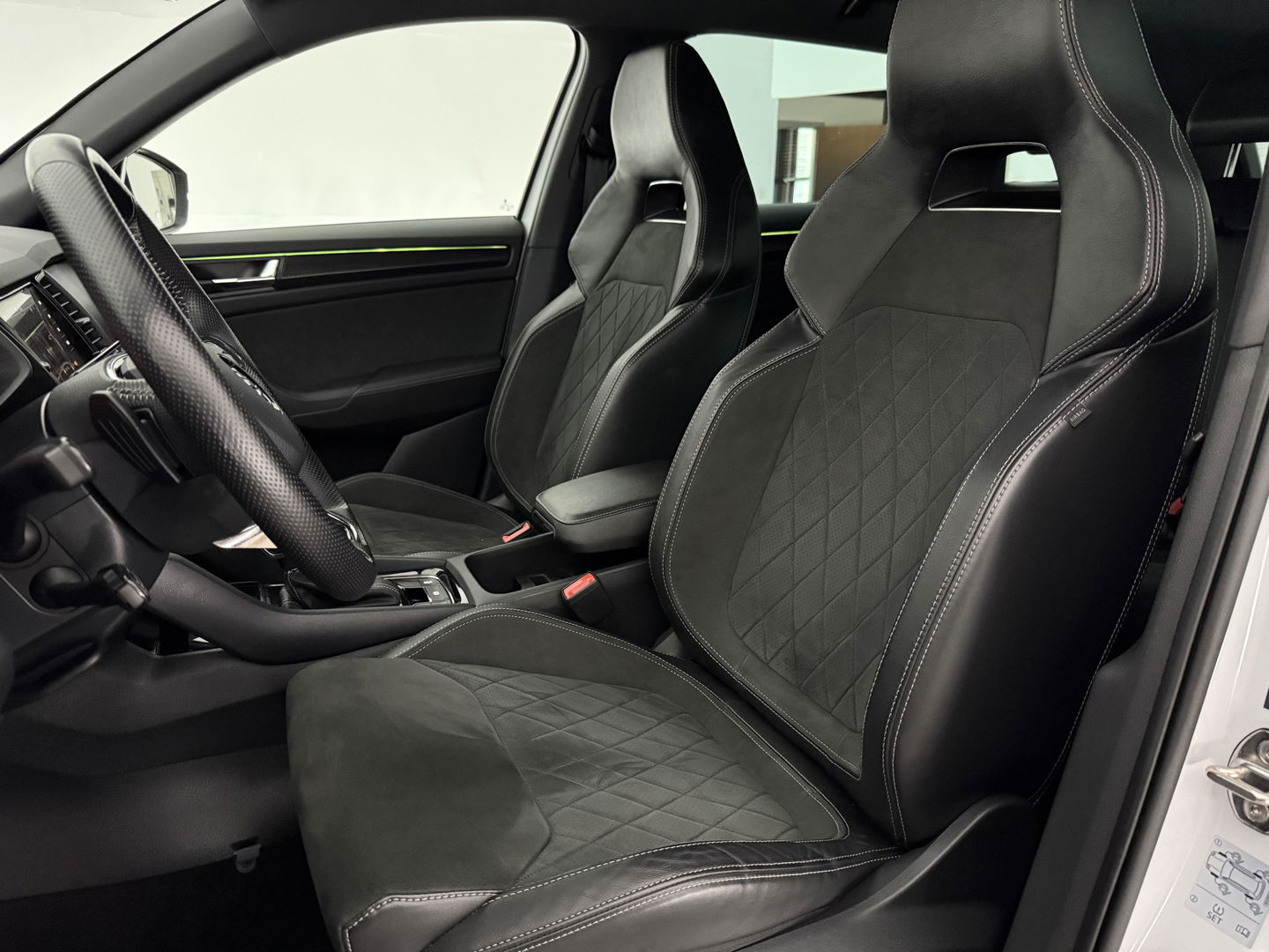 Škoda Kodiaq 1.5 TSI 150PK Sportline Business | Sfeerverl. | LED | Virtual l Camera | Carplay | Memory l Stuur/Stoelverw. l NAP
