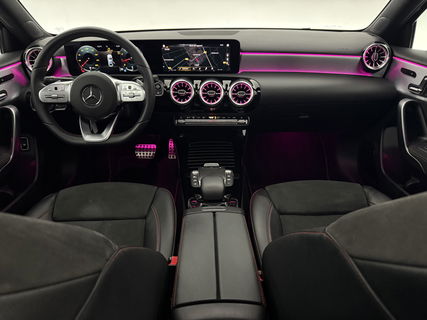 Mercedes-Benz A-Klasse 180 AMG | Panoramadak | Sfeerverl. | Burmester | Camera | Virtual Cockpit | LED | Memory seats