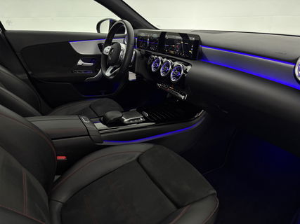 Mercedes-Benz A-Klasse 180 AMG | Panoramadak | Sfeerverl. | Burmester | Camera | Virtual Cockpit | LED | Memory seats