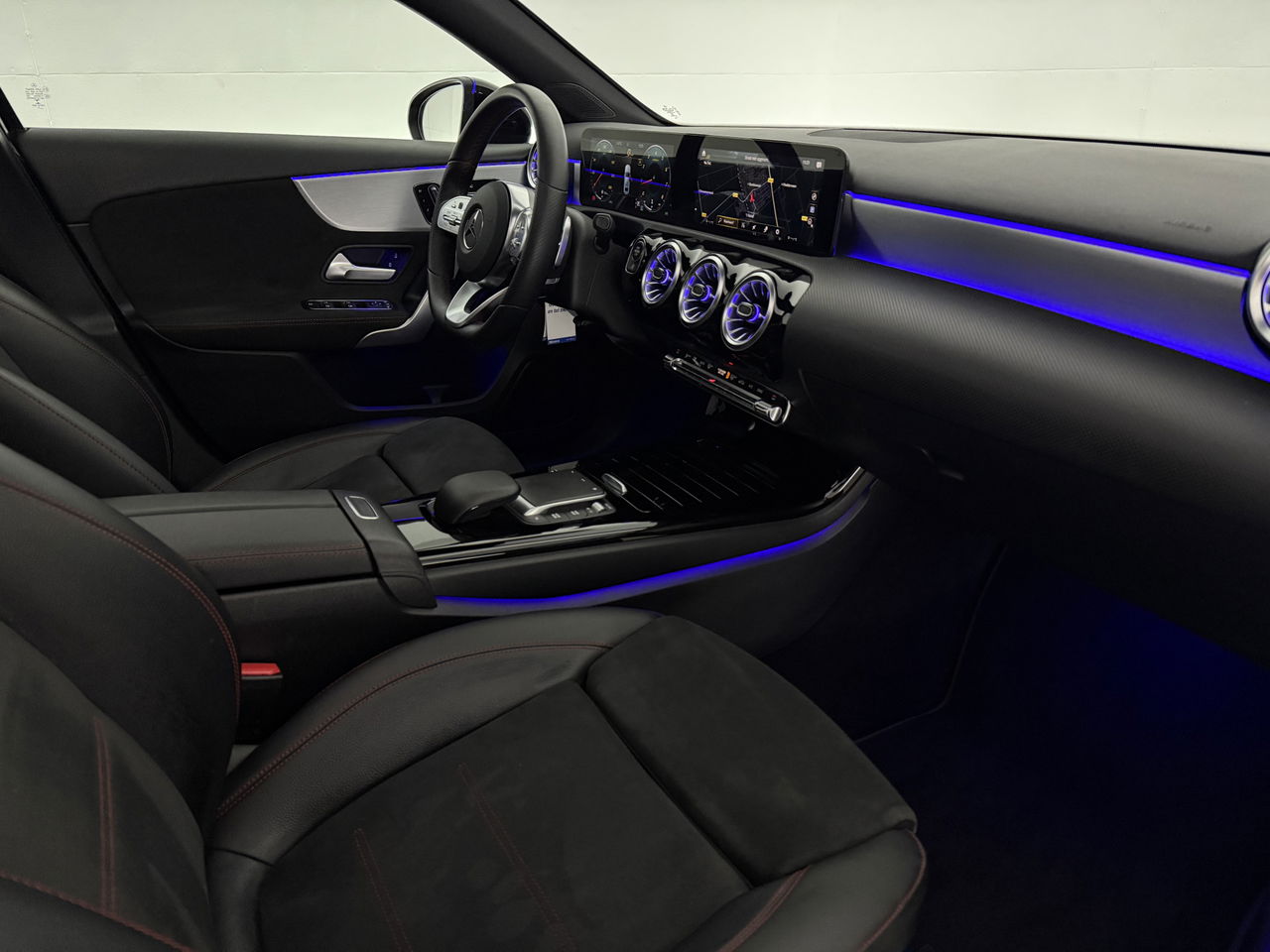 Mercedes-Benz A-Klasse 180 AMG | Panoramadak | Sfeerverl. | Burmester | Camera | Virtual Cockpit | LED | Memory seats