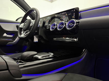 Mercedes-Benz A-Klasse 180 AMG | Panoramadak | Sfeerverl. | Burmester | Camera | Virtual Cockpit | LED | Memory seats