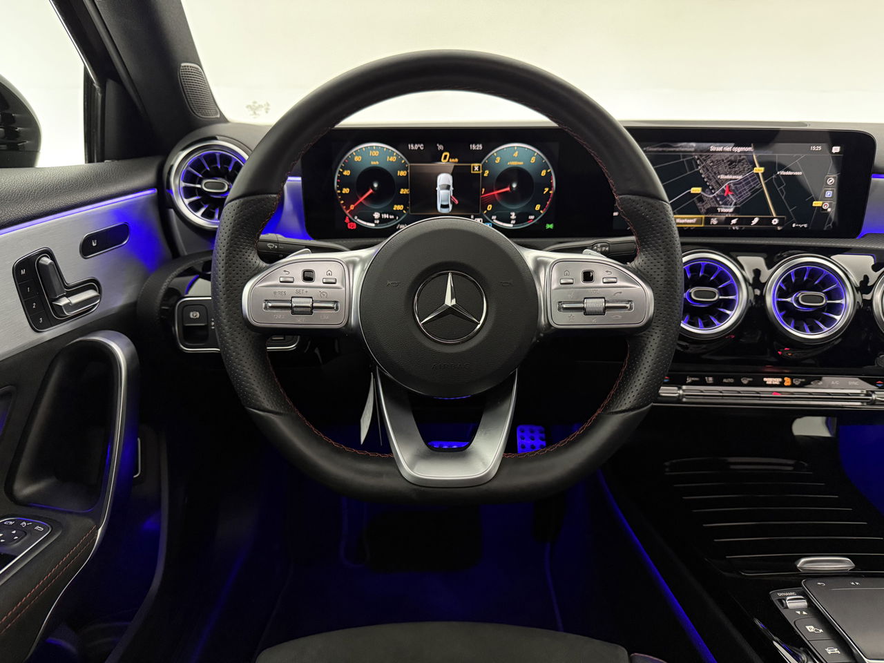 Mercedes-Benz A-Klasse 180 AMG | Panoramadak | Sfeerverl. | Burmester | Camera | Virtual Cockpit | LED | Memory seats