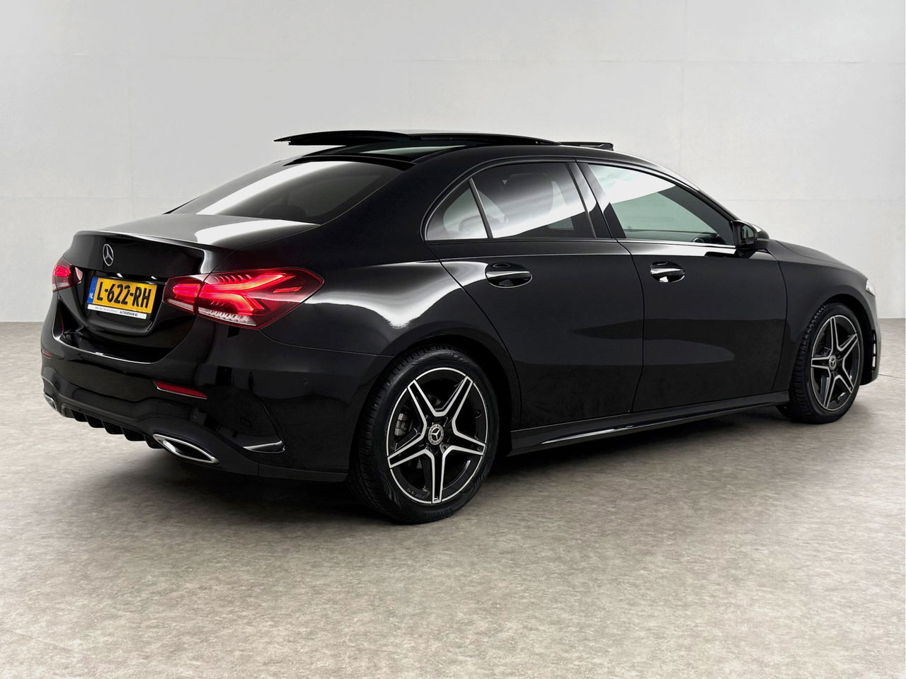 Mercedes-Benz A-Klasse 180 AMG | Pano | Sfeerverl. | Burmester | Camera | Virtual  | LED | Memory l NAP
