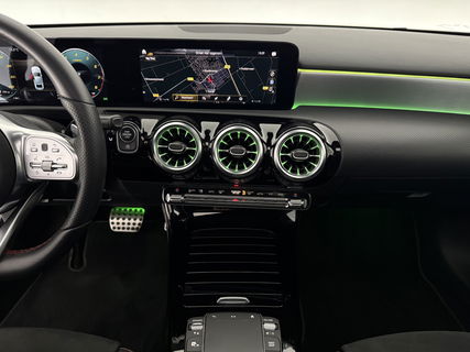 Mercedes-Benz A-Klasse 180 AMG | Panoramadak | Sfeerverl. | Burmester | Camera | Virtual Cockpit | LED | Memory seats