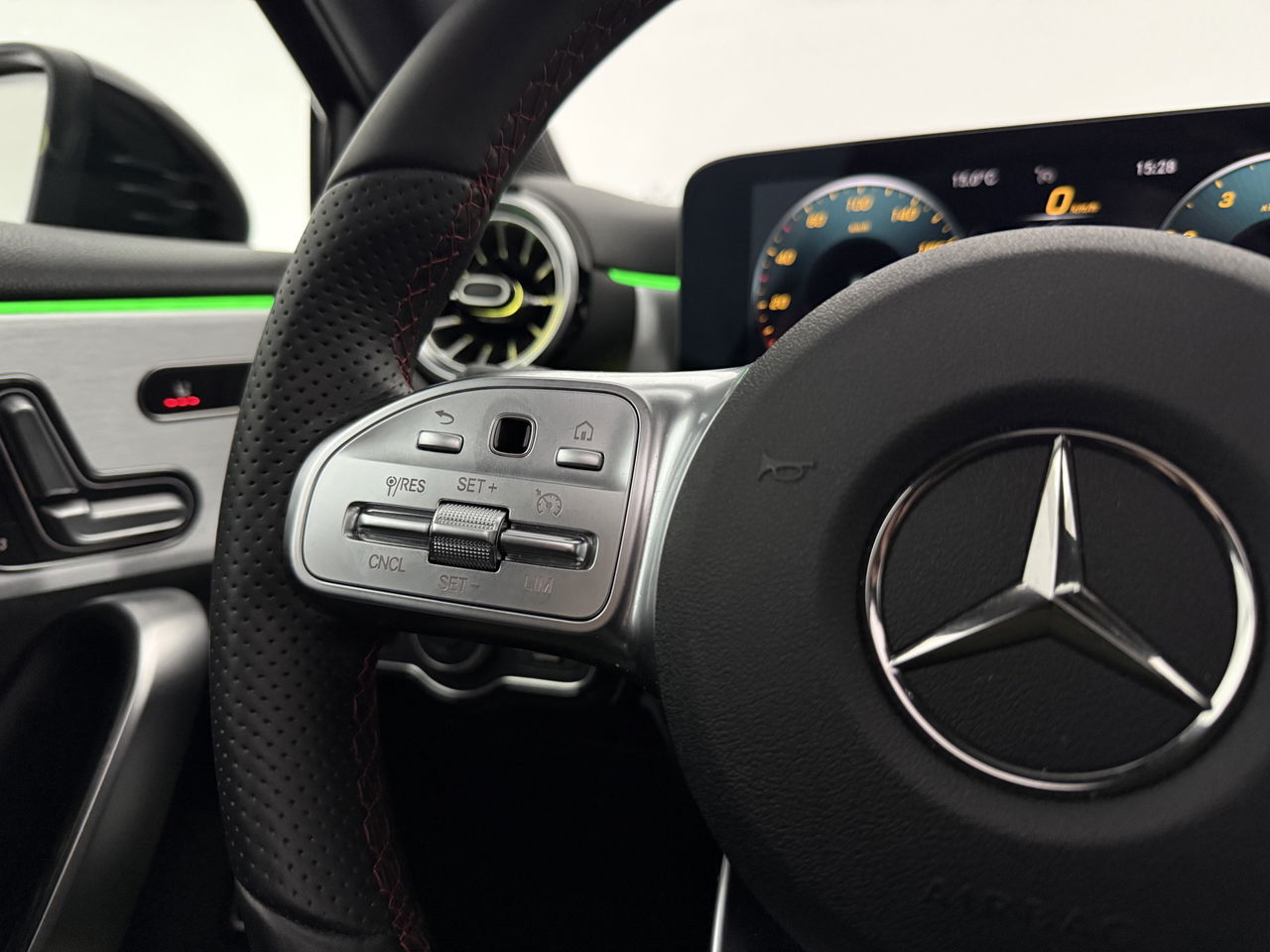 Mercedes-Benz A-Klasse 180 AMG | Panoramadak | Sfeerverl. | Burmester | Camera | Virtual Cockpit | LED | Memory seats