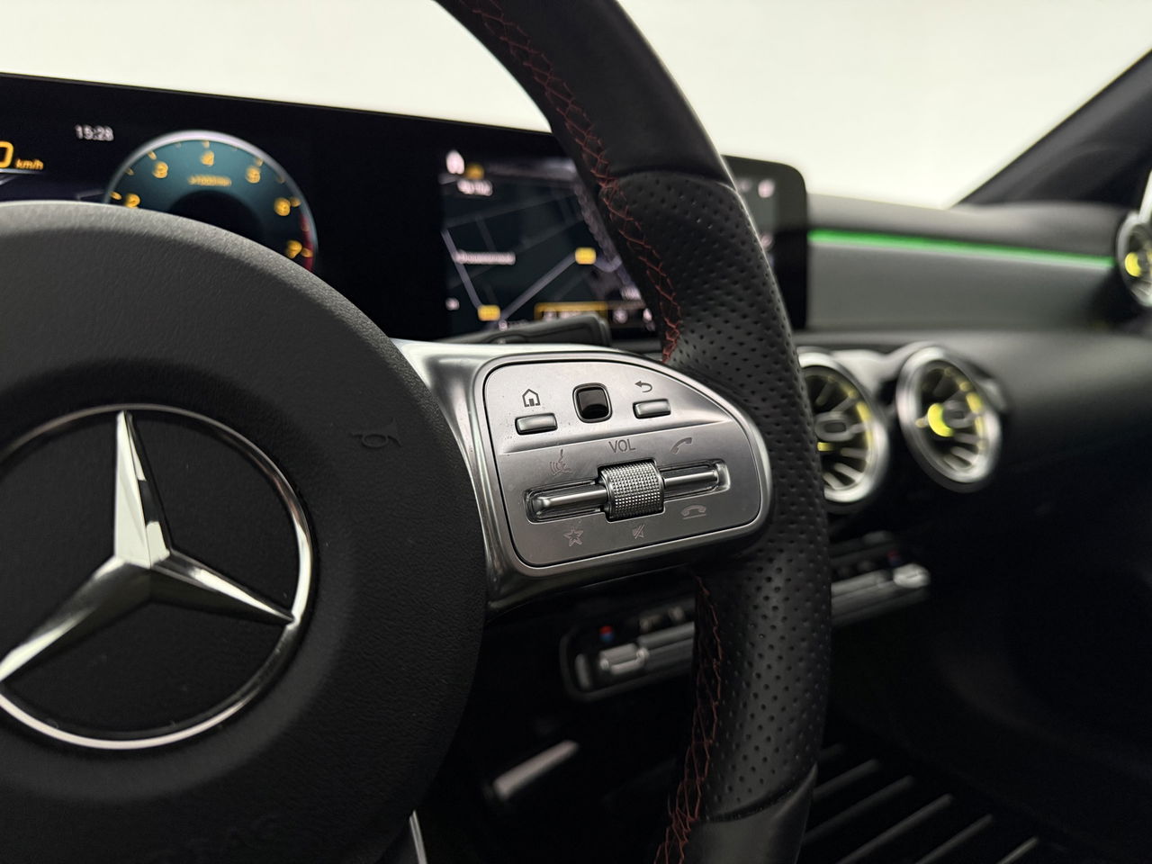 Mercedes-Benz A-Klasse 180 AMG | Panoramadak | Sfeerverl. | Burmester | Camera | Virtual Cockpit | LED | Memory seats