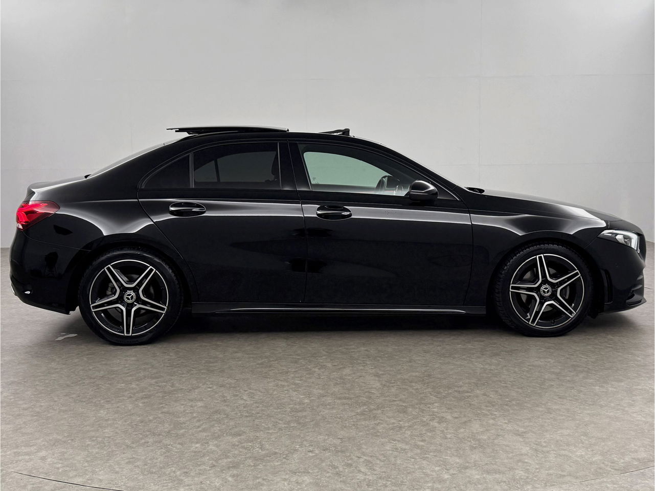 Mercedes-Benz A-Klasse 180 AMG | Panoramadak | Sfeerverl. | Burmester | Camera | Virtual Cockpit | LED | Memory seats