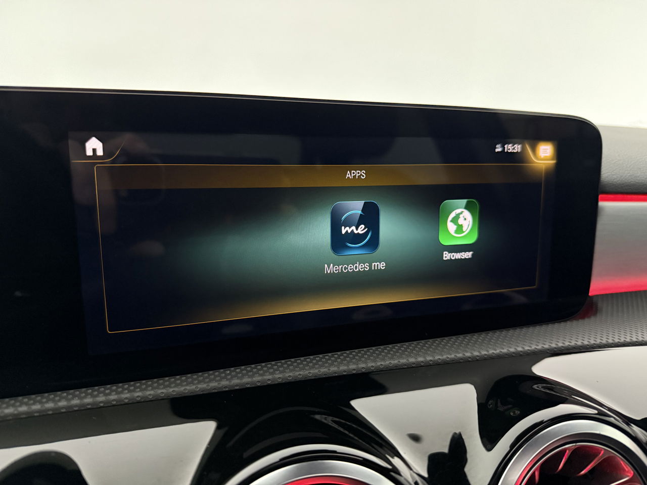 Mercedes-Benz A-Klasse 180 AMG | Panoramadak | Sfeerverl. | Burmester | Camera | Virtual Cockpit | LED | Memory seats