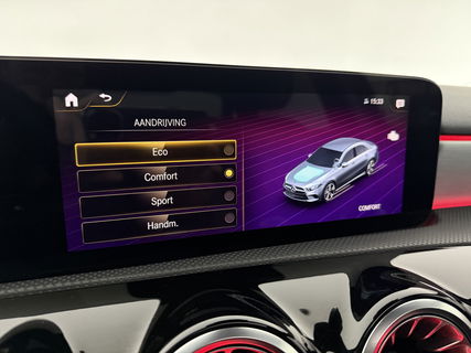 Mercedes-Benz A-Klasse 180 AMG | Panoramadak | Sfeerverl. | Burmester | Camera | Virtual Cockpit | LED | Memory seats