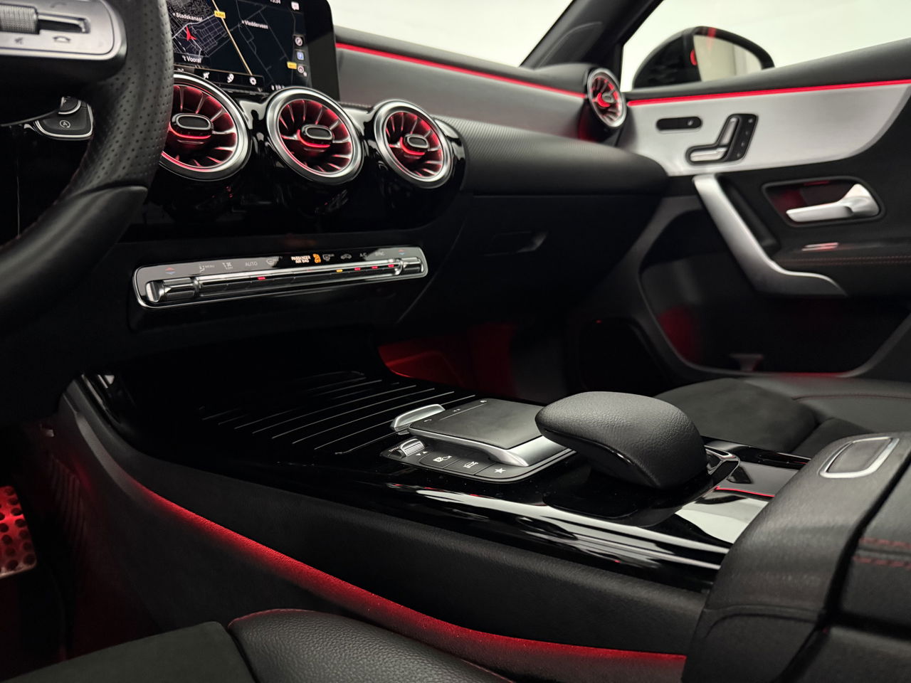 Mercedes-Benz A-Klasse 180 AMG | Panoramadak | Sfeerverl. | Burmester | Camera | Virtual Cockpit | LED | Memory seats