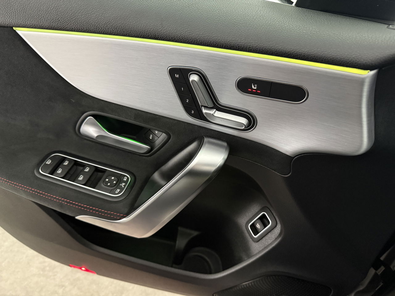 Mercedes-Benz A-Klasse 180 AMG | Panoramadak | Sfeerverl. | Burmester | Camera | Virtual Cockpit | LED | Memory seats
