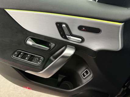 Mercedes-Benz A-Klasse 180 AMG | Panoramadak | Sfeerverl. | Burmester | Camera | Virtual Cockpit | LED | Memory seats