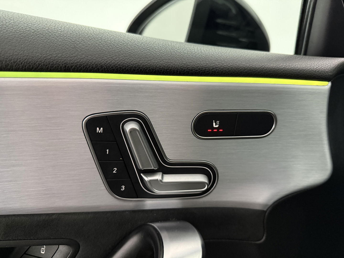 Mercedes-Benz A-Klasse 180 AMG | Pano | Sfeerverl. | Burmester | Camera | Virtual  | LED | Memory l NAP