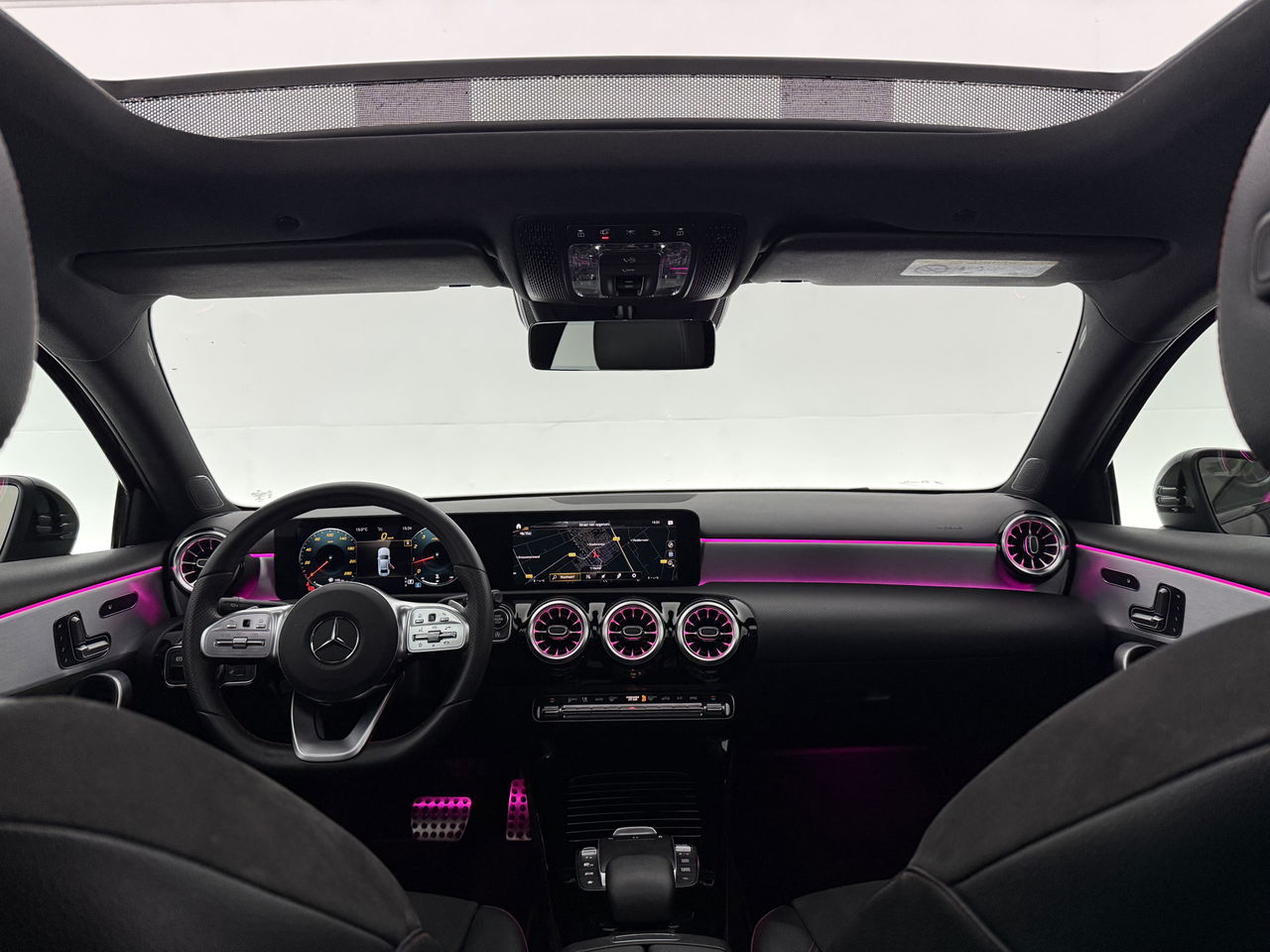 Mercedes-Benz A-Klasse 180 AMG | Panoramadak | Sfeerverl. | Burmester | Camera | Virtual Cockpit | LED | Memory seats