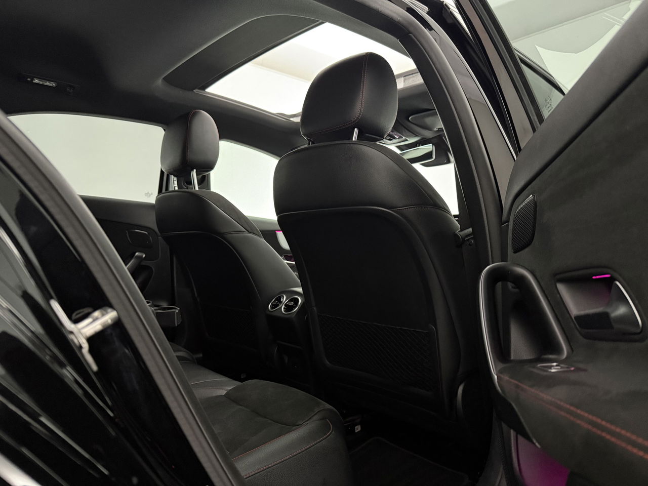 Mercedes-Benz A-Klasse 180 AMG | Panoramadak | Sfeerverl. | Burmester | Camera | Virtual Cockpit | LED | Memory seats