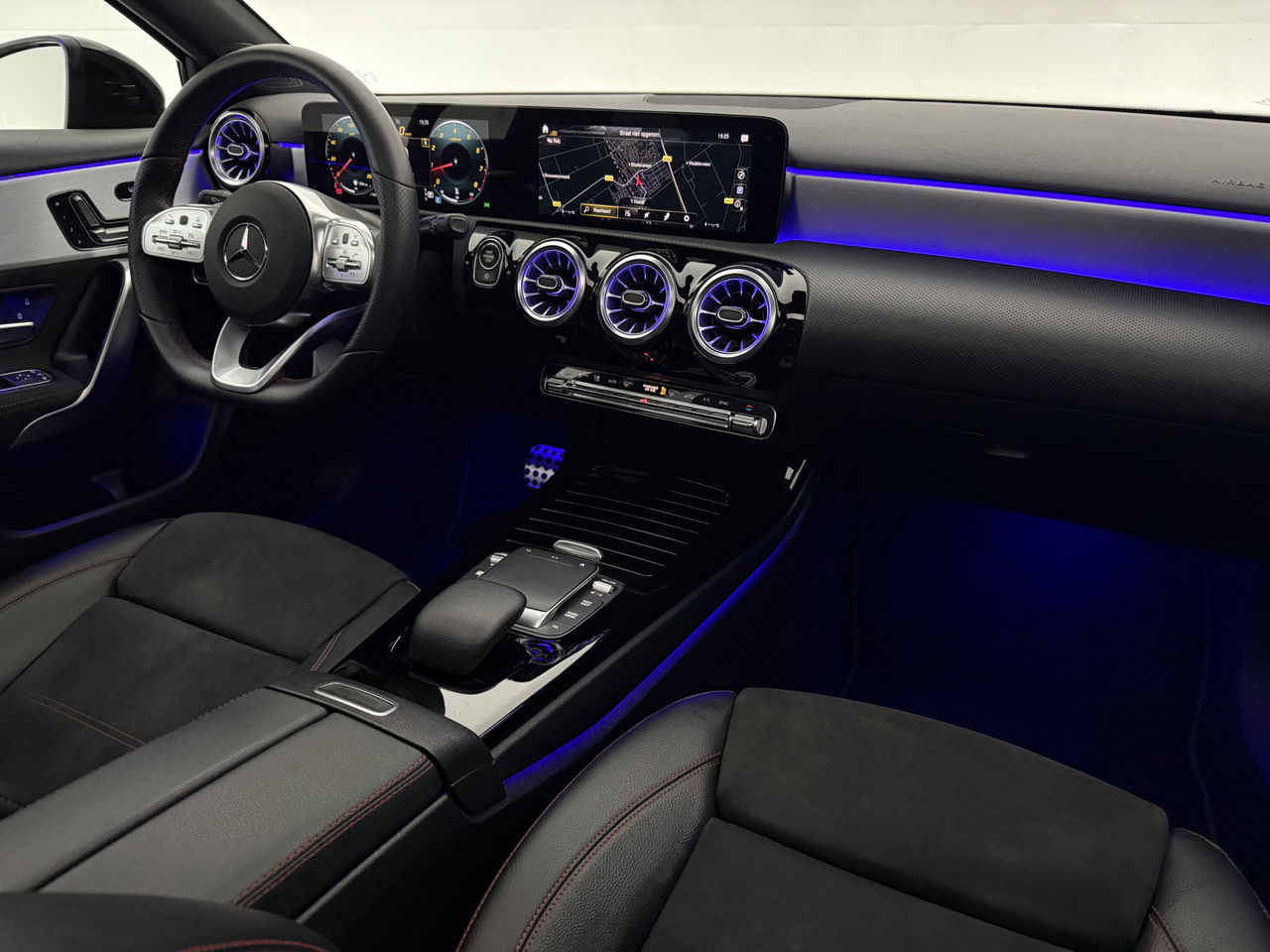 Mercedes-Benz A-Klasse 180 AMG | Panoramadak | Sfeerverl. | Burmester | Camera | Virtual Cockpit | LED | Memory seats