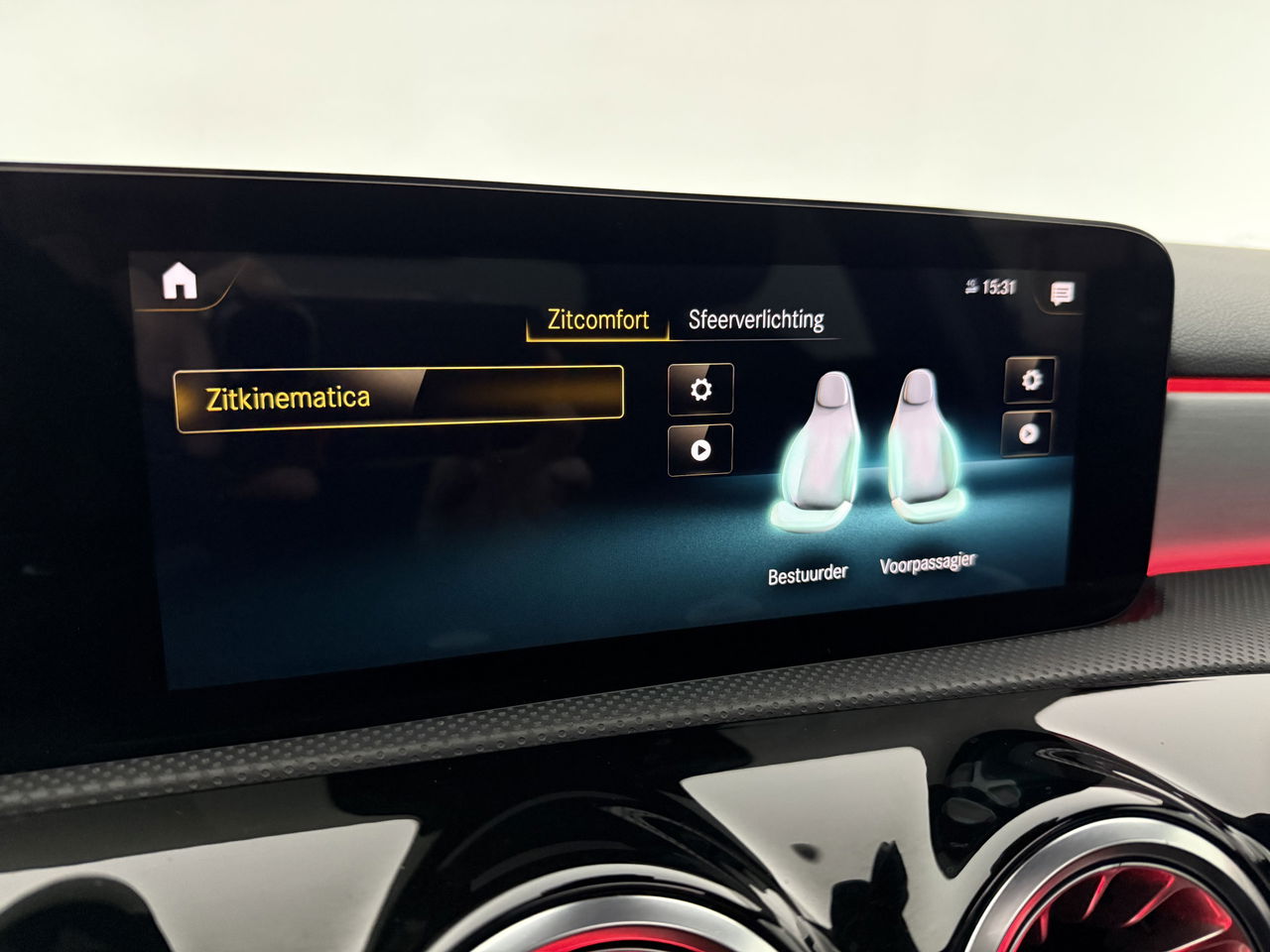 Mercedes-Benz A-Klasse 180 AMG | Panoramadak | Sfeerverl. | Burmester | Camera | Virtual Cockpit | LED | Memory seats