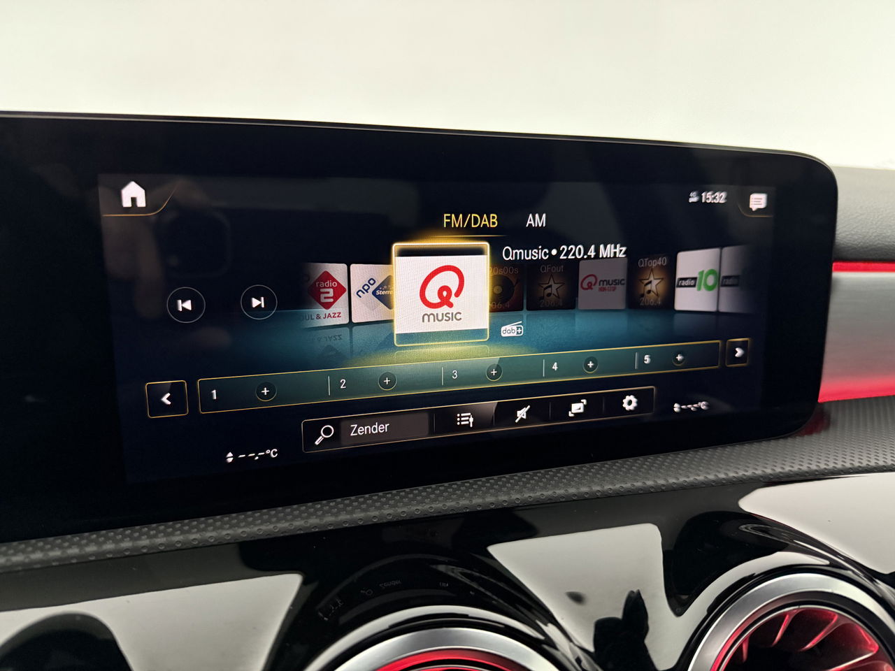 Mercedes-Benz A-Klasse 180 AMG | Panoramadak | Sfeerverl. | Burmester | Camera | Virtual Cockpit | LED | Memory seats