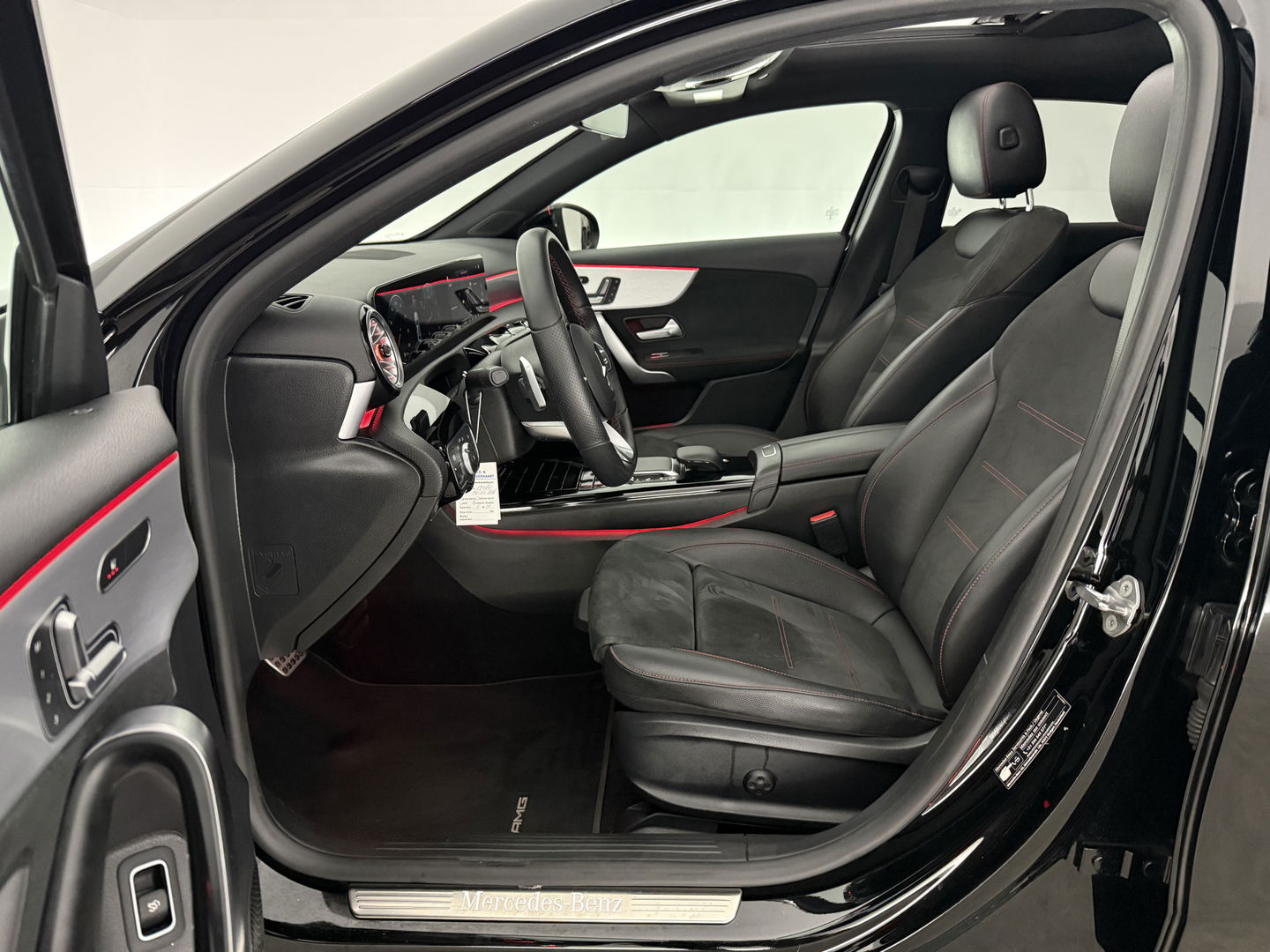 Mercedes-Benz A-Klasse 180 AMG | Pano | Sfeerverl. | Burmester | Camera | Virtual  | LED | Memory l NAP