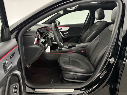 Mercedes-Benz A-Klasse 180 AMG | Panoramadak | Sfeerverl. | Burmester | Camera | Virtual Cockpit | LED | Memory seats