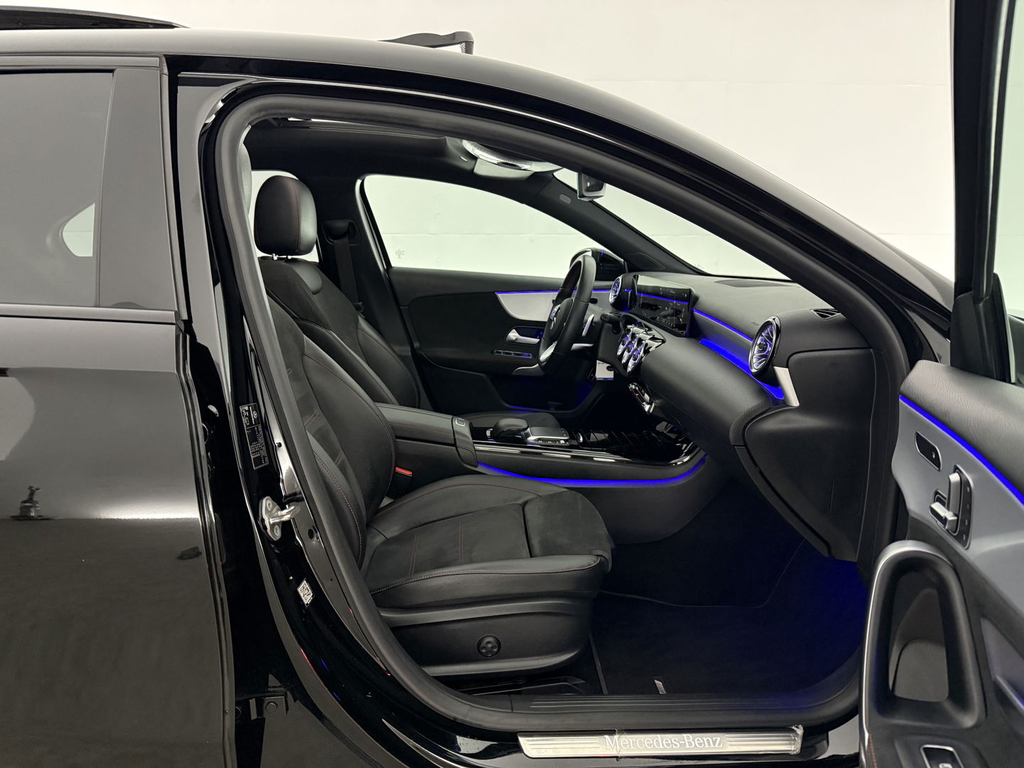 Mercedes-Benz A-Klasse 180 AMG | Pano | Sfeerverl. | Burmester | Camera | Virtual  | LED | Memory l NAP