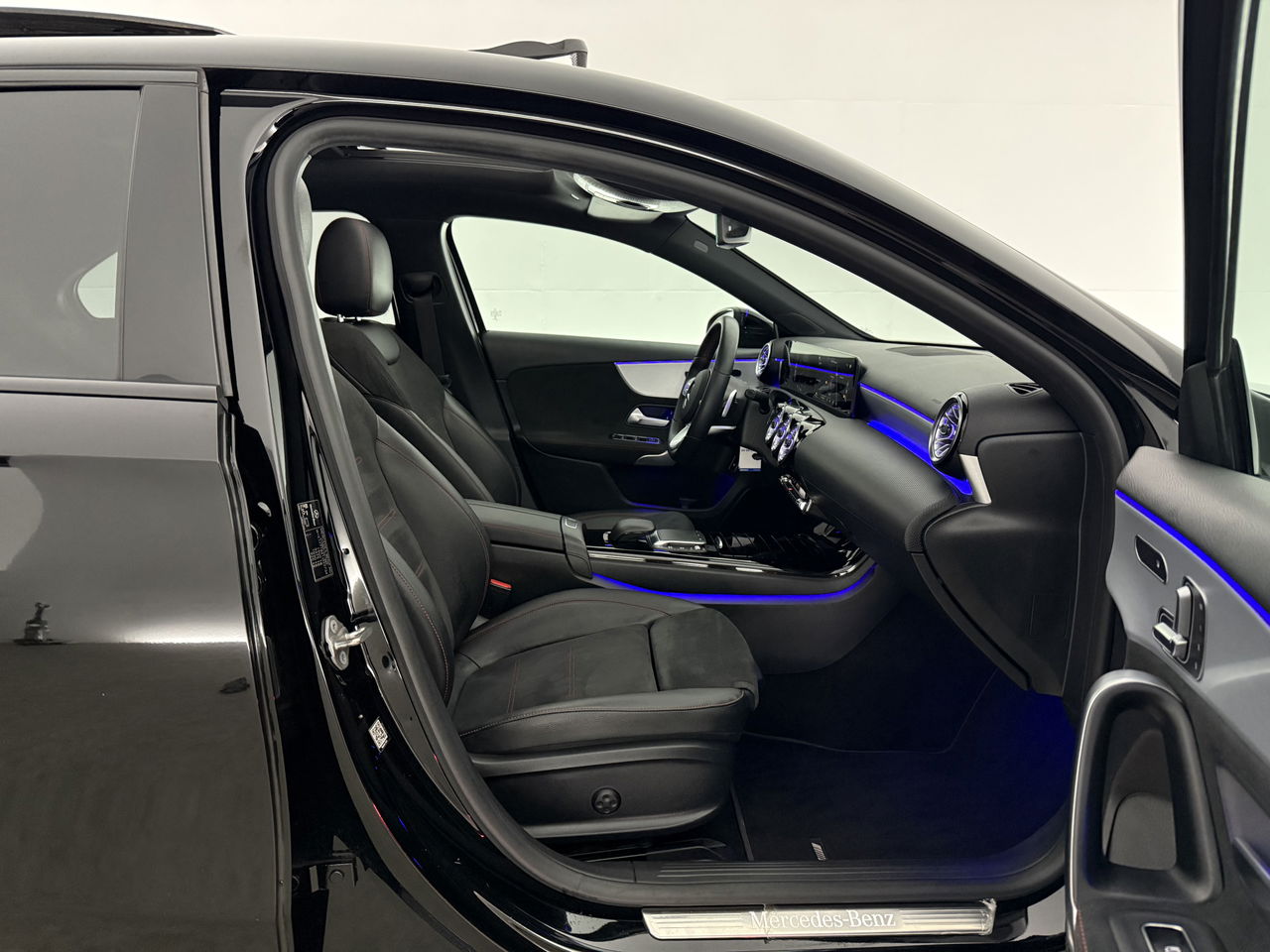Mercedes-Benz A-Klasse 180 AMG | Panoramadak | Sfeerverl. | Burmester | Camera | Virtual Cockpit | LED | Memory seats