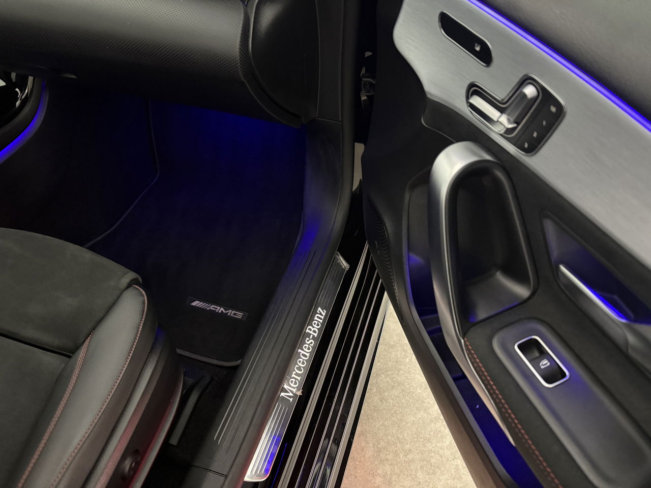 Mercedes-Benz A-Klasse 180 AMG | Panoramadak | Sfeerverl. | Burmester | Camera | Virtual Cockpit | LED | Memory seats