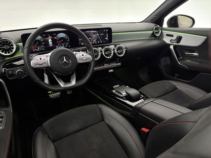 Mercedes-Benz A-Klasse 180 AMG | Panoramadak | Sfeerverl. | Burmester | Camera | Virtual Cockpit | LED | Memory seats