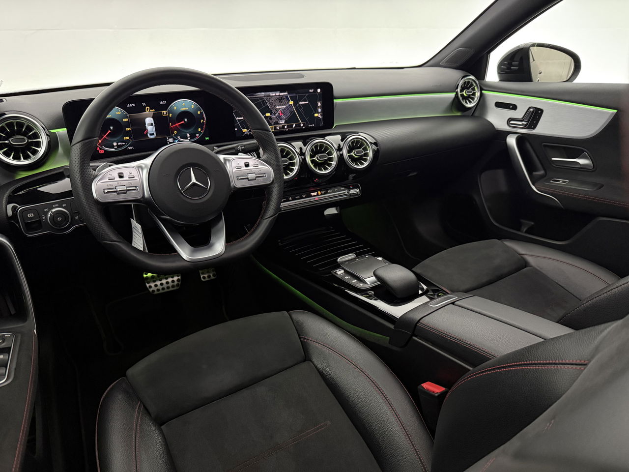 Mercedes-Benz A-Klasse 180 AMG | Panoramadak | Sfeerverl. | Burmester | Camera | Virtual Cockpit | LED | Memory seats