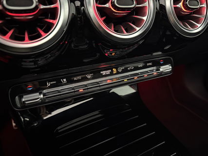 Mercedes-Benz A-Klasse 180 AMG | Panoramadak | Sfeerverl. | Burmester | Camera | Virtual Cockpit | LED | Memory seats