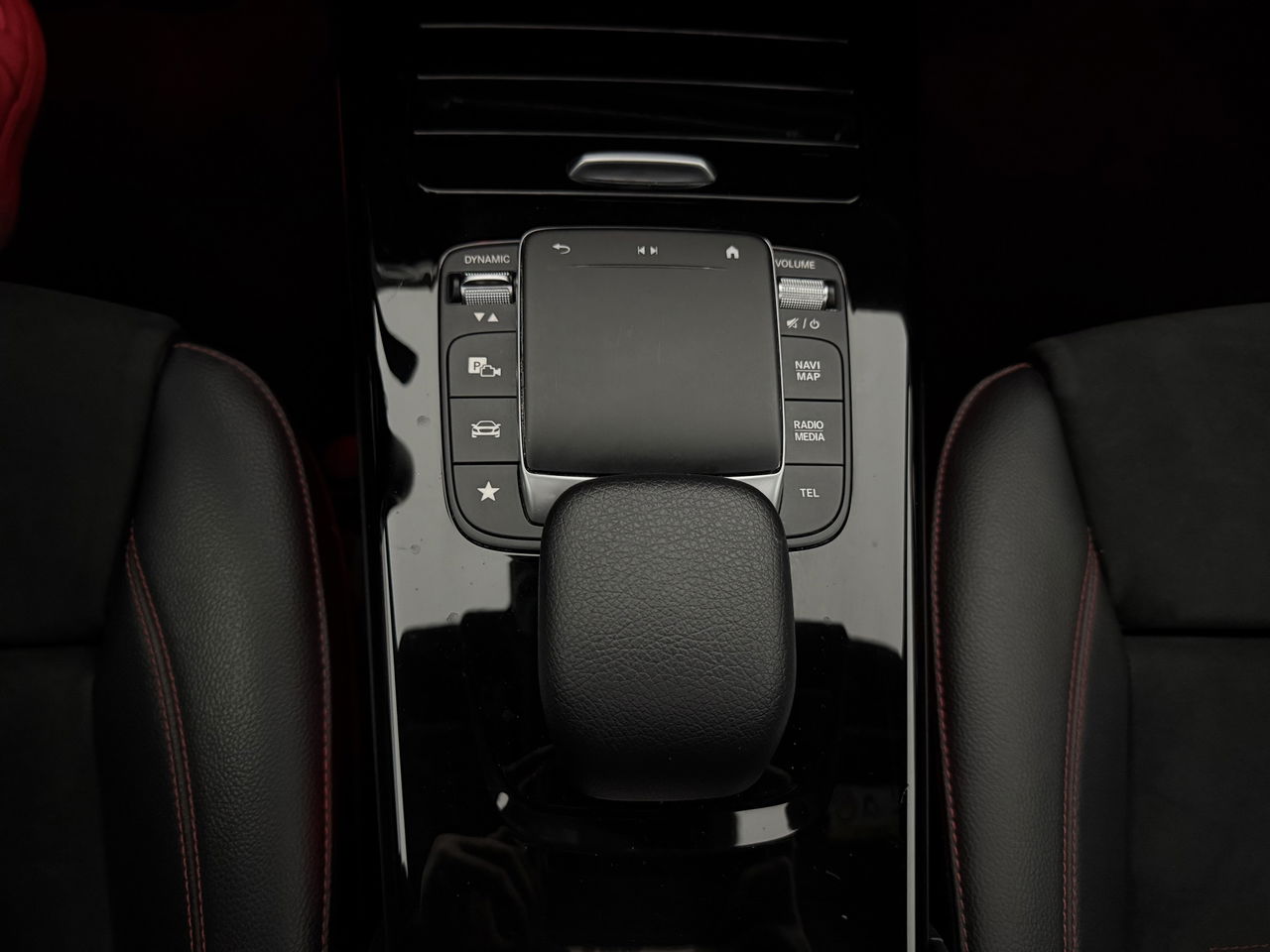 Mercedes-Benz A-Klasse 180 AMG | Panoramadak | Sfeerverl. | Burmester | Camera | Virtual Cockpit | LED | Memory seats